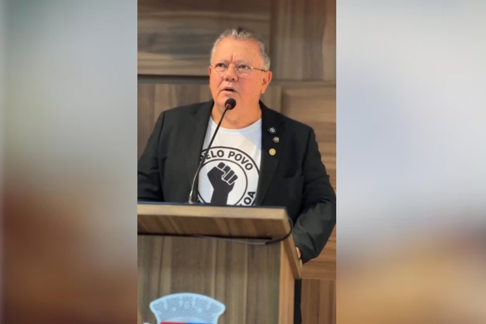 Celso Brito agora critica o mesmo remanejamento que aprovou sem restrições por anos